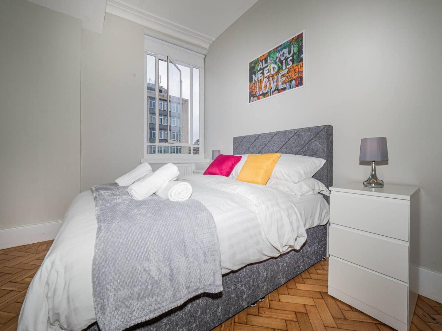 Historic Bank Building 2 Bedrooms Sleeps 6 Liverpool